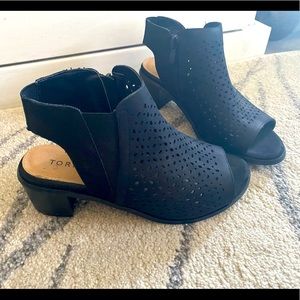 Torrid BLACK FAUX SUEDE PERFORATED BLOCK HEEL (WW)
